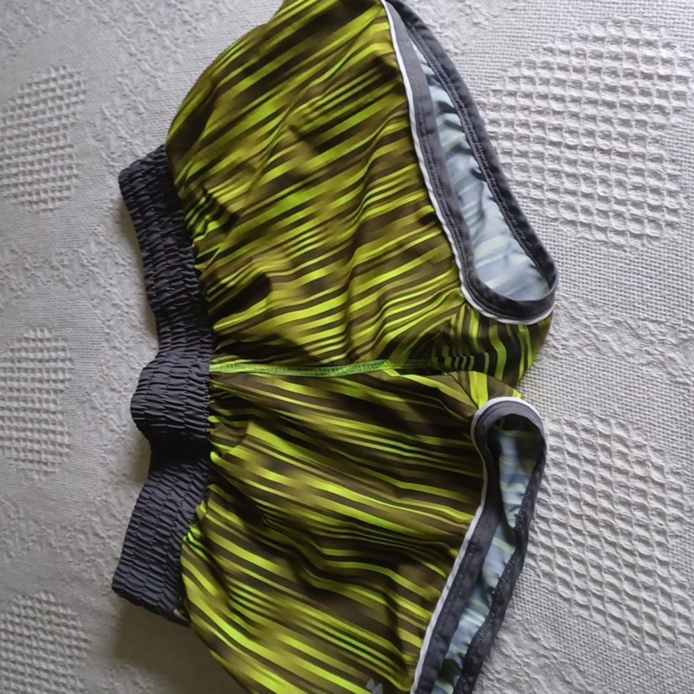 COPY - Under Armour bundle shorts/top - Picture 2 of 10